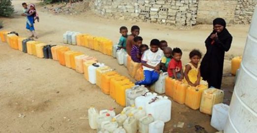 مياه صنعاء تُباع بالدولار والأسوأ آتٍ مع السوق السوداء