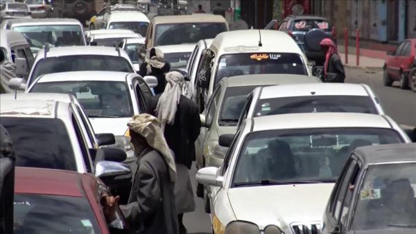 في شوارع صنعاء.. موظفون يتجرعون 