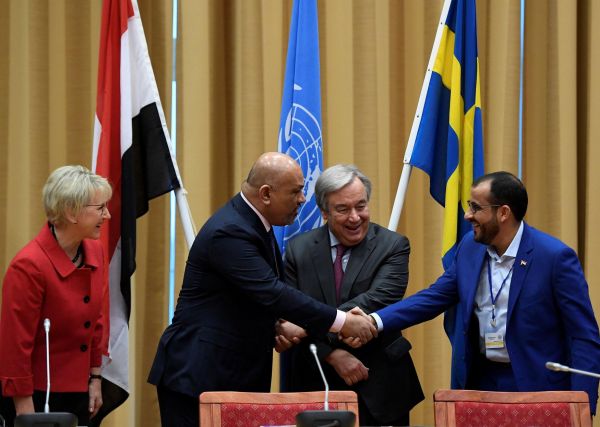 وزير الخارجية يعلق على مصافحته لناطق الحوثيين.. وردود أفعال ساخطة