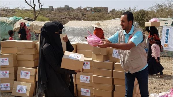 توزيع مساعدات تركية على نازحين يمنيين في تعز