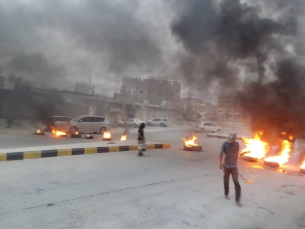 محتجون يحرقون الإطارات ويقطعون الشوارع بسيئون تنديدا بالانفلات الأمني