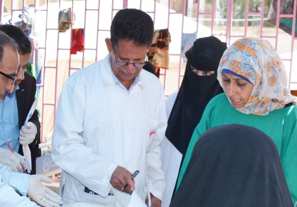 راح ضحية الكوليرا.. طبيب يمني كان يدرك أنه يكافح وباء 