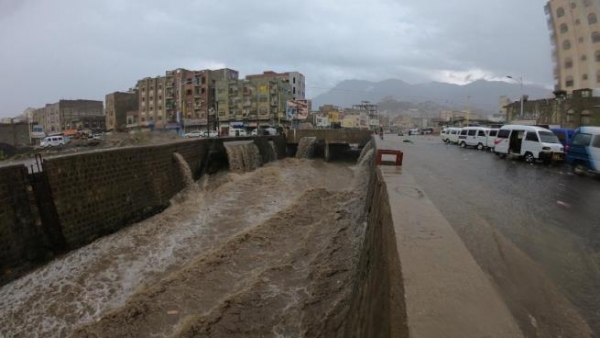 مناشدات لإنقاذ متضررين دمرت السيول منازلهم في تعز
