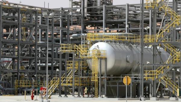 بلومبيرغ: النفط الأميركي ينافس السعودي في معقله