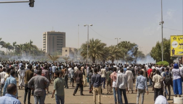 للمرة الرابعة.. الأمن السوداني يحاول فض اعتصام الخرطوم بالقوة