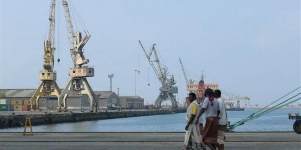 رويترز: الحوثيون يبدؤون الانسحاب من ميناءين في الحديدة