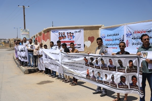 في يوم الصحافة اليمنية.. صحفيون ينددون بأوضاع زملائهم المختطفين