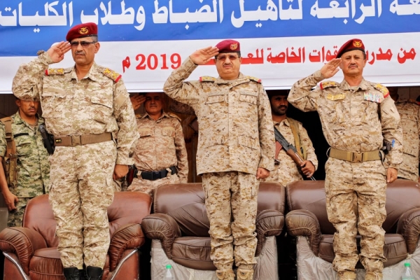 وزير الدفاع: المؤسسة العسكرية ستفشل كل المخططات الرامية للعبث بأمن واستقرار اليمن