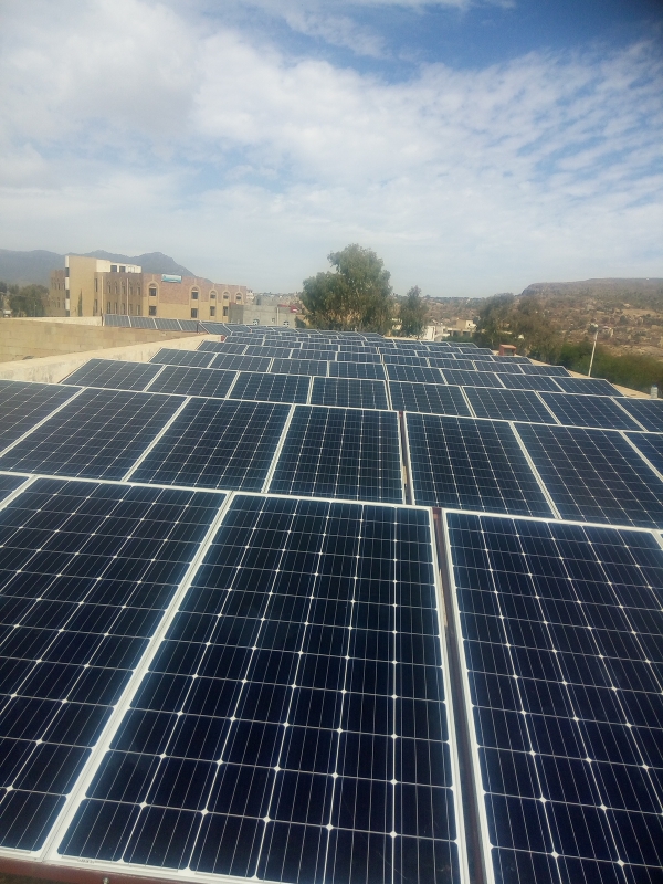 منظومة شمسية بعشرات الألواح المستخدمة لتشغيل مشروع مياه جنوب مدينة تعز