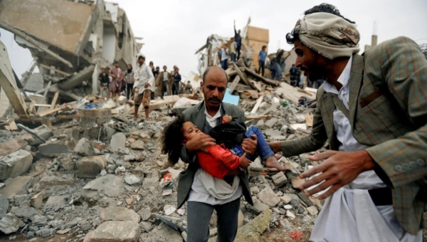 موقع بريطاني: اليمنيون يعانون نقصا في الغذاء والدواء لعدم التزام الإمارات والسعودية