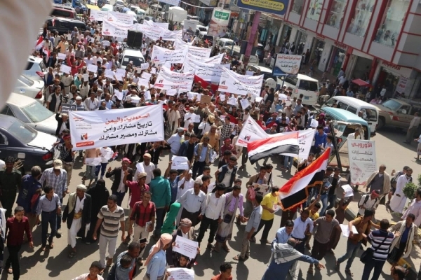 الآلاف في تعز يتظاهرون رفضا لانقلاب الحوثيين