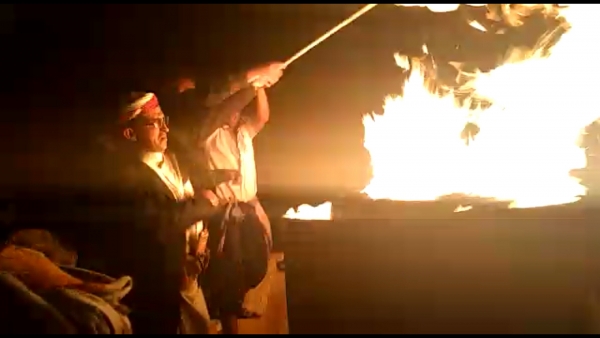 تعز.. حفيد النعمان يوقد شعلة الذكرى الـ57 لثورة سبتمبر المجيدة في مدينة التربة