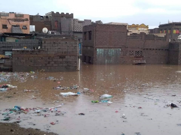 عدن .. مياه الأمطار  تحاصر عشرات الأسر وتتسبب في إغلاق عدد من الشوارع