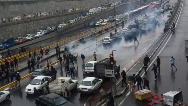 أعمال تخريب وإحراق بعض المؤسسات.. احتجاجات الوقود بإيران تأخذ طابعا عنيفا