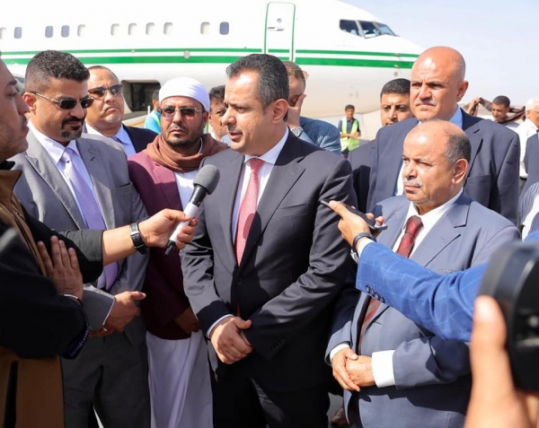 رئيس الحكومة يصل عدن برفقة عدد من الوزراء
