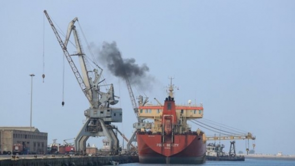 الحكومة تتهم الحوثيين باحتجاز إيرادات ميناء الحديدة من المشتقات النفطية