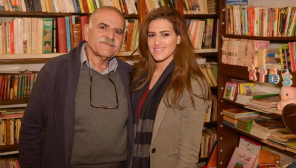 حققت حلم والدها.. شابة لبنانية تحول بقالة صغيرة إلى مكتبة عريقة وصالون أدبي