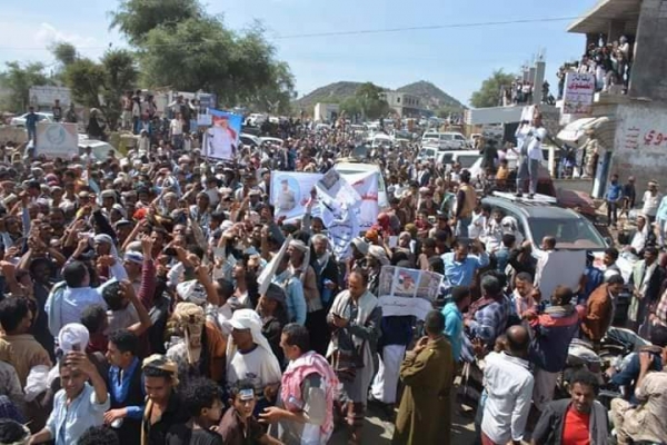 الآلاف يتظاهرون في تعز للمطالبة بسرعة التحقيق في جريمة مقتل الحمادي