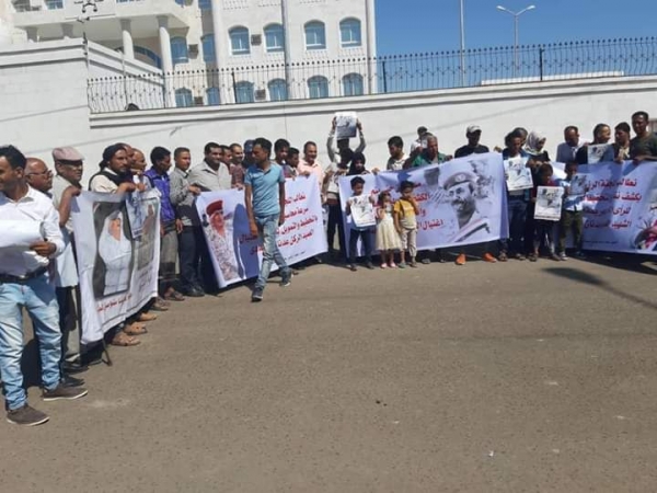 وقفة احتجاجية بتعز تطالب بكشف نتائج التحقيقات في جريمة اغتيال العميد الحمادي