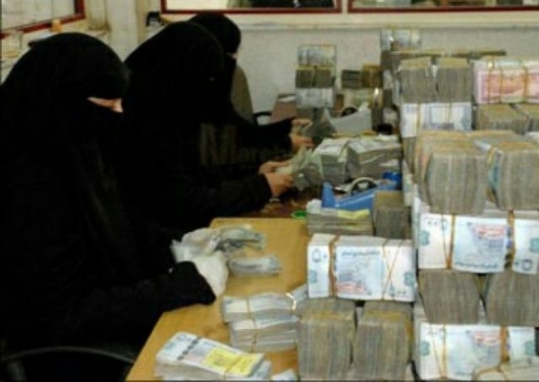 الحكومة تعلن توقف رواتب عدة قطاعات بمناطق سيطرة الحوثيين بسبب منع تداول العملة الجديدة