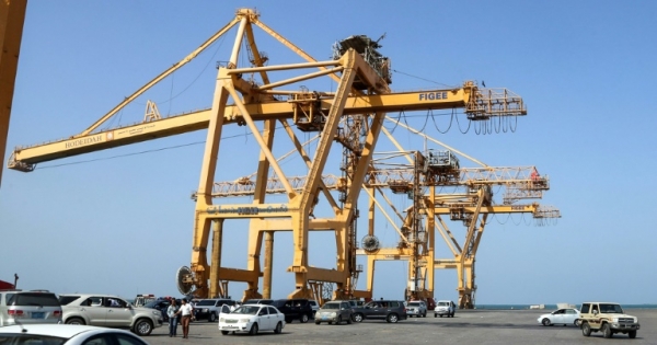 مسؤول يمني يكشف عن وصول أسلحة إيرانية حديثة للحوثيين عبر ميناء الحديدة