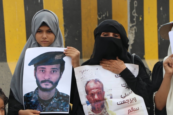 عدن.. وقفة احتجاجية لأمهات المخفيين قسريا يطالبن بالكشف عن مصير أبنائهن