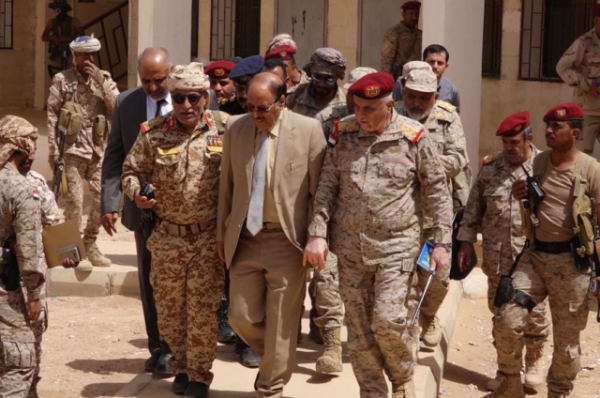 نائب الرئيس يلتقي قيادة السلطة المحلية والوحدات العسكرية بوادي حضرموت