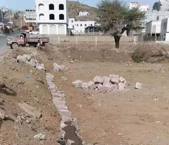 عصابة مسلحة تستولي على أرضية تابعة لمدير أمن إب السابق بحماية الحوثيين