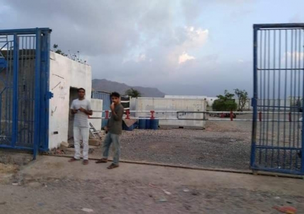 أهالي سقطرى يغلقون مصنعا تابعا للمندوب الإماراتي في الأرخبيل