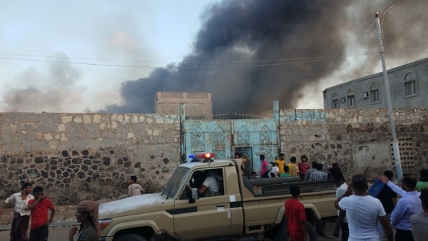خسائر مادية إثر حريق شب بمستودعات تجارية في عدن