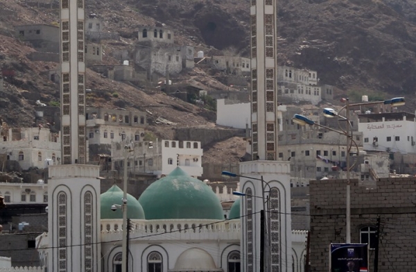 مكتب الأوقاف في عدن يوجّه باستمرار تعليق الصلوات في المساجد