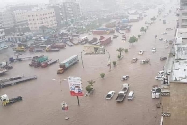 رئيس الجمهورية يوجّه بإغاثة أبناء عدن ومعالجة أضرار السيول
