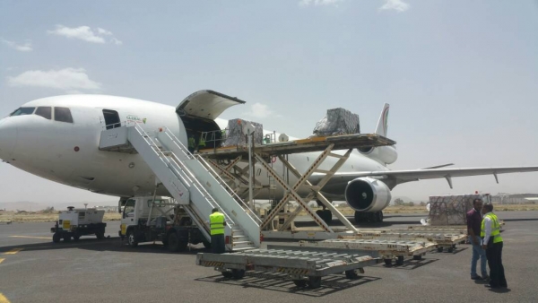 طائرة أممية تحمل 8 أطنان مساعدات طبية تصل مطار صنعاء