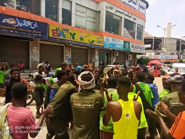 عمال نظافة يحتجون في المكلا للمطالبة بحقوقهم