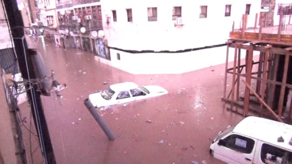 تضرر منازل وتلف بعض الممتلكات في عدن جراء سيول الأمطار