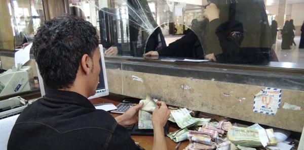 شركات الصرافة في عدن توقف بيع وشراء العملات الصعبة إثر الانهيار الأخير للريال اليمني