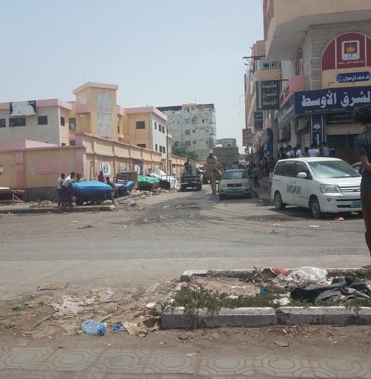 مليشيات الانتقالي تنفذ حملة لرفع البسطات بشوارع الشيخ عثمان