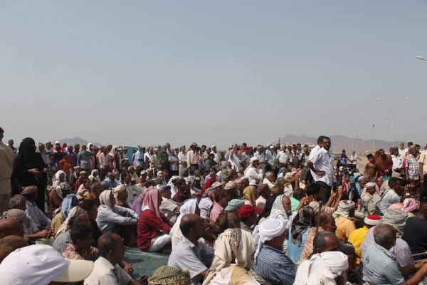 عسكريون يعتصمون أمام بوابة مقر التحالف بعدن للمطالبة بصرف رواتبهم