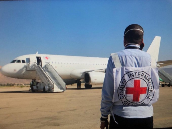 طائرتان للصليب الأحمر تصلان مطاري عدن وصنعاء لنقل أسرى الجانبين