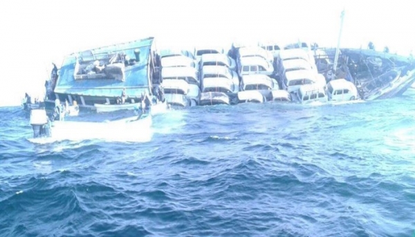 غرق سفينة تحمل 30 سيارة وبضائع قبالة سواحل عمان كانت بطريقها إلى سقطرى