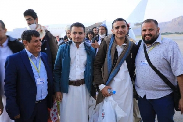 خمسة صحفيين مفرج عنهم يغادرون مطار سيئون إلى القاهرة لتلقي العلاج