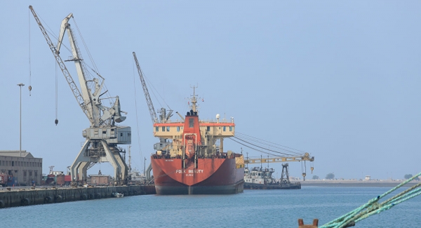 جماعة الحوثي تعلن وصول سفينة وقود لميناء الحديدة