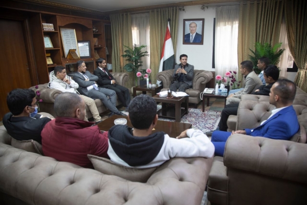 سفير اليمن لدى مصر يلتقي الصحفيين المفرج عنهم مؤخرا
