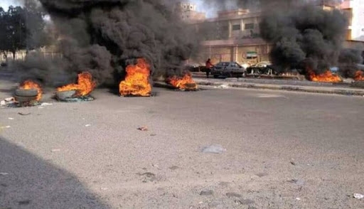 عدن.. جنود يقطعون الشوارع احتجاجا على تأخر صرف الرواتب