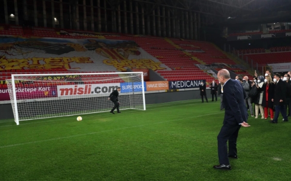 بالفيديو.. أردوغان يسجل هدفا في كرة القدم ويعلق عليه