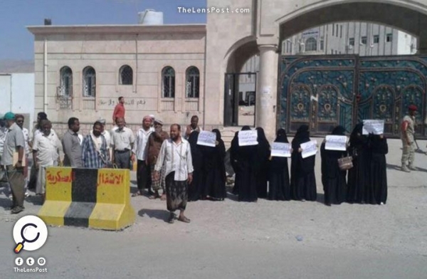 أهالي معتقلين في المكلا ينظمون وقفة احتجاجية أمام المجمع القضائي بالمحافظة