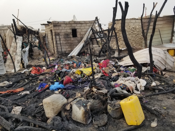 28 أسرة فقدت منزلها بشكل كلي جراء الحريق الذي اندلع بمخيم الجفينة بمأرب