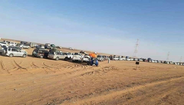 مغتربون يمنيون عالقون بصحراء الوديعة بسبب قرار منع خروج سيارات الدفع الرباعي إلى اليمن