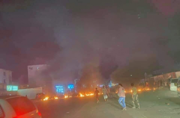 احتجاجات وأعمال شغب في عدن تنديداً بتردي الخدمات
