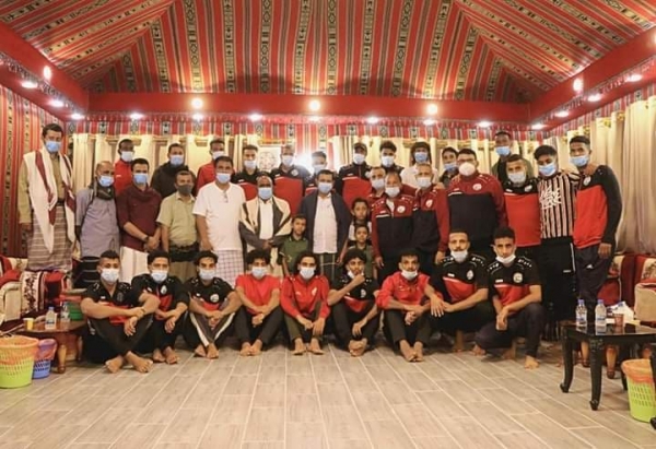 محافظ شبوة يلتقي ببعثة المنتخب الوطني الأول لكرة القدم في عتق مركز المحافظة